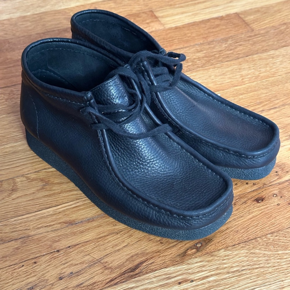 Clarks - barely used - Black Leather Men’s Wallabee Boots (7.5)